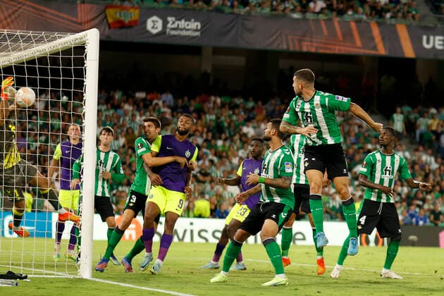 Fußball, EL, Real Betis Sevilla - PFC Ludogorets Razgrad September 15, 2022, Seville, Spain: CLAUDIO BRAVO of Betis (L) is not able to save the shot of KIRIL DESPODOV of Ludogorets scoring for 2-1during the Europa League Group C soccer match between Real Betis and PFC Ludogorets 1945 at Benito Villamarin Stadium Seville Spain - ZUMAa142 20220915_zap_a142_017 Copyright: xDanielxGonzalezxAcunax