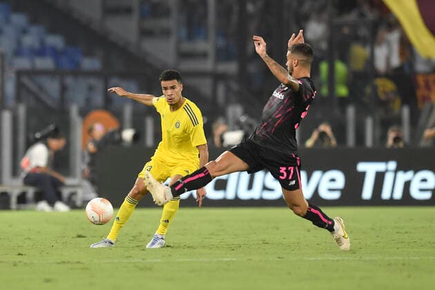 Fußball, EL, AS Rom - HJK Helsinki Pyry Soiri of HJK Helsinki and Leonardo Spinazzola of AS Roma during the Europa League Group C football match between AS Roma and HJK Helsinki at Olimpico stadium in Roma (Italy), September 15th, 2022. Photo Antonietta Baldassarre Insidefoto andreaxstaccioli