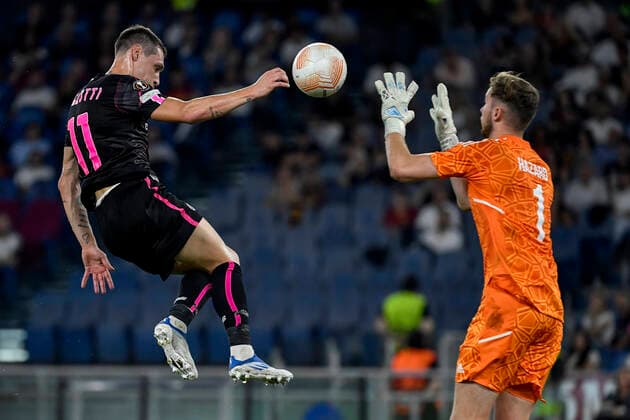 Fußball, EL, AS Rom - HJK Helsinki Andrea Belotti of AS Roma and Conor Hazard of HJK Helsinki during the Europa League Group C football match between AS Roma and HJK Helsinki at Olimpico stadium in Roma (Italy), September 15th, 2022. Photo Andrea Staccioli Insidefoto andreaxstaccioli