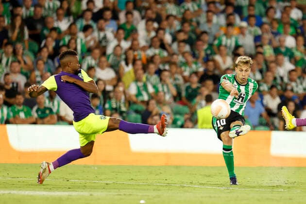 Fußball, EL, Real Betis Sevilla - PFC Ludogorets Razgrad September 15, 2022, Seville, Spain: SERGIO CANALES of Betis shoots in front of CICINHO of Ludogorets (L) during the Europa League Group C soccer match between Real Betis and PFC Ludogorets 1945 at Benito Villamarin Stadium Seville Spain - ZUMAa142 20220915_zap_a142_024 Copyright: xDanielxGonzalezxAcunax