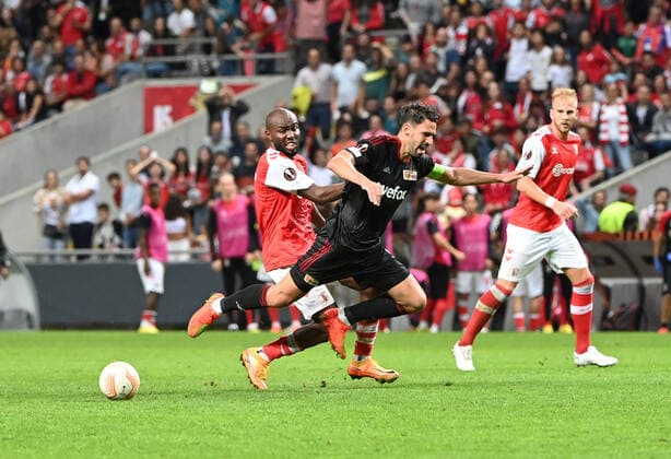 Fußball, EL, Sporting Braga - 1. FC Union Berlin Fussball, Herren, Saison 2022 2023, Europa League, Sporting Braga - 1. FC Union Berlin (Gruppenphase, Gruppe D, 2. Spieltag), v. l. Al Musrati (SC Braga), Rani Khedira (1. FC Union Berlin), Uros Racic (SC Braga), 15.09. 2022, Copyright: xMatthiasxKochx