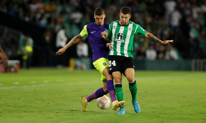 Partido de la UEFA Europa League 2022-23 entre el Real Betis BalompiÃ y el PFC Ludogorets Razgrad, jugado en el Estadio Benito Villamarin. En la imagen, disputa por la posesion del balon. UEFA Europa League 2022-23 match between Real Betis and Ludogorets Razgrad, played at Benito Villamarin stadium. In this picture, fight for the ball possession. RAMONxNAVARRO 