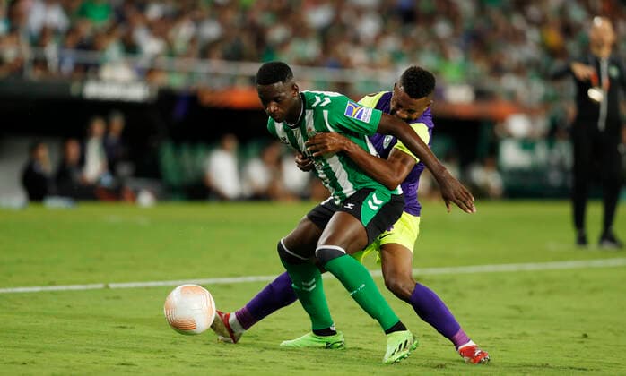 Partido de la UEFA Europa League 2022-23 entre el Real Betis BalompiÃ y el PFC Ludogorets Razgrad, jugado en el Estadio Benito Villamarin. En la imagen, Luiz Henrique (Betis) es agarrado por un rival. UEFA Europa League 2022-23 match between Real Betis and Ludogorets Razgrad, played at Benito Villamarin stadium. In this picture, Luiz Henrique (Betis) is grabbed by a defender. RAMONxNAVARRO 