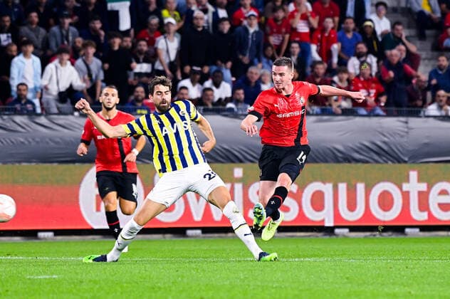 Benjamin Bourigeaud ( 14 - Rennes ) - Luan Peres ( 28 - Fenerbahce ) - FOOTBALL : Rennes vs Fenerbahce - Ligue Europa - Rennes - 15 09 2022 FedericoPestellini Panoramic 
