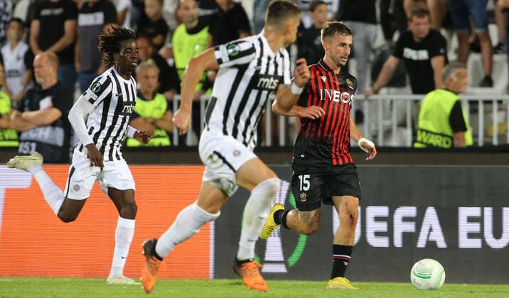 Fußball, ECL, Partizan Belgrad - OGC Nizza Joe Bryan (R) OGC Nice,Fousseni Diabate(L) Partizan FOOTBALL : Partizan vs OGC Nice - UEFA Conference Ligue - 15 09 2022 AleksandarDjorovic Panoramic 