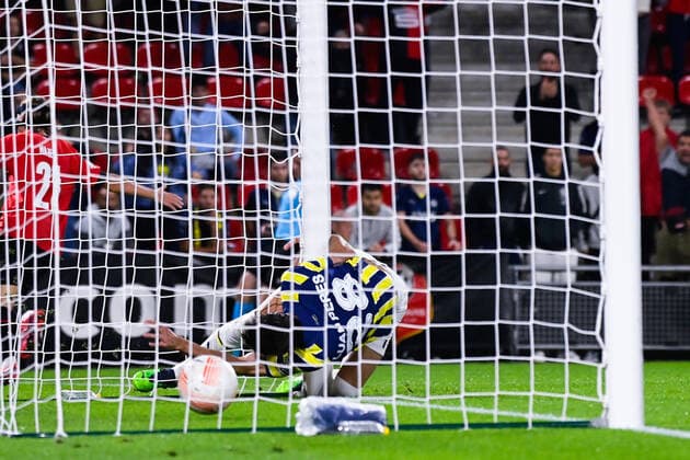 Fußball, EL, Stade Rennes - Fenerbahce IStanbul Blessure de Luan Peres ( 28 - Fenerbahce ) - FOOTBALL : Rennes vs Fenerbahce - Ligue Europa - Rennes - 15 09 2022 FedericoPestellini Panoramic 
