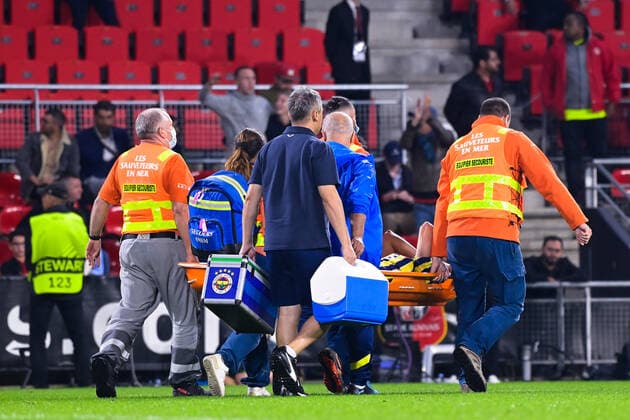 Fußball, EL, Stade Rennes - Fenerbahce IStanbul Sortie sur blessure de Luan Peres ( 28 - Fenerbahce ) - FOOTBALL : Rennes vs Fenerbahce - Ligue Europa - Rennes - 15 09 2022 FedericoPestellini Panoramic 