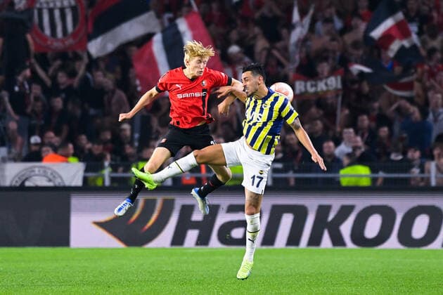 Fußball, EL, Stade Rennes - Fenerbahce IStanbul Birger Meling ( 25 - Rennes ) - Ä°rfan Can Kahveci ( 17 - Fenerbahce ) - FOOTBALL : Rennes vs Fenerbahce - Ligue Europa - Rennes - 15 09 2022 FedericoPestellini Panoramic 