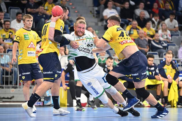 Handball I Herren I Saison 2022-2023 I Liqui Moly Handballbundesliga I 3. Spieltag I Rhein-Neckar Löwen - SC DHfK Leipzig I 15.09.2022 Maciej Gebala ( 28, SC DHfK Leipzig) beim Wurf gegen Jannik Kohlbacher ( 80, Rhein-Neckar Löwen) und Halil Jaganjac ( 45, Rhein-Neckar Löwen) Mannheim SAP Arena Baden-Württemberg Deutschland *** Handball I Men I Season 2022 2023 I Liqui Moly Handballbundesliga I 3 Matchday I Rhein Neckar Löwen SC DHfK Leipzig I 15 09 2022 Maciej Gebala 28, SC DHfK Leipzig throwing against Jannik Kohlbacher 80, Rhein Neckar Löwen and Halil Jaganjac 45, Rhein Neckar Löwen Mannheim SAP Arena Baden Württemberg Germany Copyright: xLobeca MaxxKrausex
