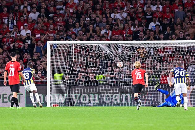 But sur penalty de Enner Valencia ( 13 - Fenerbahce ) - Steve Mandanda ( 30 - Rennes ) - FOOTBALL : Rennes vs Fenerbahce - Ligue Europa - Rennes - 15 09 2022 FedericoPestellini Panoramic 