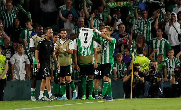 Partido de la UEFA Europa League 2022-23 entre el Real Betis BalompiÃ y el PFC Ludogorets Razgrad, jugado en el Estadio Benito Villamarin. En la imagen, Sergio Canales (Betis) muestra la camiseta de su companero lesionado Juanmi en la celebracion de su gol en el 3-1. UEFA Europa League 2022-23 match between Real Betis and Ludogorets Razgrad, played at Benito Villamarin stadium. In this picture, Sergio Canales (Betis) raises the shirt of his injured teammate Juanmi during the celebration of his goal at 3-1. RAMONxNAVARRO 