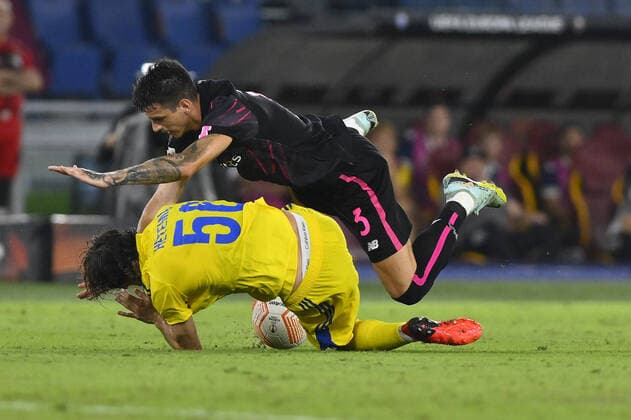 Roger Ibanez of A.S. Roma and Perparim Hetemaj of HJK Helsinki during the second day of UEFA Europa League Group C match between A.S. Roma and HJK Helsinki at Olimpico Stadium on September 15, 2022 in Rome, Italy.  Copyright: xDomenicoxCippitellix xipa-agencyx xLivexMediax 0