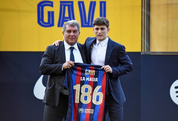 Sport Themen der Woche KW37 Sport Bilder des Tages Gavi Renews Contract With FC Barcelona, Barca Until 2026 Gavi and Joan Laporta during the cdremony of renewal of the player by FC Barcelona, held at the Spotify Camp, in Barcelona, on 15th September 2022. Barcelona Barcelona Spain  Copyright: xUrbanandsportx originalFilename:urbanandsport-renewalo220915_npiBp.jpg