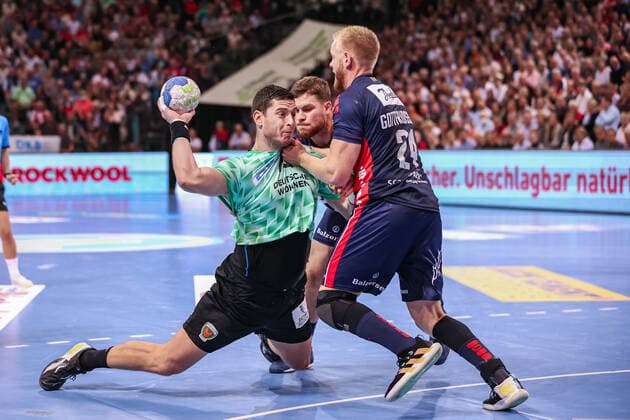 Sport Themen der Woche KW37 Sport Bilder des Tages Handball I Herren I Saison 2022 2023 I LIQUI MOLY Handball-Bundesliga I 04. Spieltag I SG Flensburg-Handewitt - Füchse Berlin I 15.09.2022 Jim Gottfridsson (SG Flensburg-Handewitt 24) und Johannes Golla (SG Flensburg-Handewitt 4) stoppen Mijajlo Marsenic (Füchse Berlin 93) Flensburg Flens-Arena Schleswig-Holstein Deutschland *** Handball I Men I Season 2022 2023 I LIQUI MOLY Handball Bundesliga I 04 Matchday I SG Flensburg Handewitt Füchse Berlin I 15 09 2022 Jim Gottfridsson SG Flensburg Handewitt 24 and Johannes Golla SG Flensburg Handewitt 4 stop Mijajlo Marsenic Füchse Berlin 93 Flensburg Flens Arena Schleswig Holstein Germany Copyright: xLobecax xIngridxAnderson-Jensenx