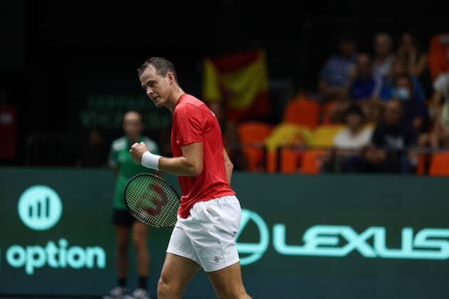 September 16, 2022, VALENCIA, VALENCIA, SPAIN: Vasek Pospisil of Canada in action against Roberto Bautista Agut of Spain during the Davis Cup by Rakuten 2022, Finals Group B, tennis match 1 played between Spain and Canada at Fuente de San Luis pavilion on September 16, 2022, in Valencia, Spain. VALENCIA SPAIN - ZUMAa181 20220916_zaa_a181_023 Copyright: xOscarxJ.xBarrosox