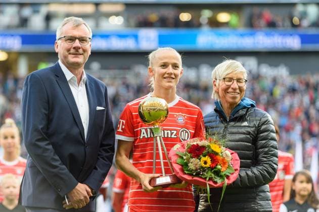 Bilder des Jahres 2022, Sport 09 September Sport Themen der Woche KW37 Lea Schueller (11 FC Bayern Munich) with the player of the year trophy before the Flyeralarm Frauen Bundesliga match between Eintracht Frankfurt and FC Bayern Munich at Deutsche Bank Park, Frankfurt. (Sven Beyrich SPP)  Copyright: xSvenxBeyrich SPPx spp-en-SvBe-20220916-D4S_9734