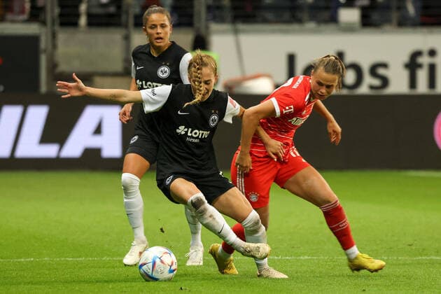 16.09.2022 xjfx 1.Spieltag Flyeralarm Bundesliga Eintracht Frankfurt Frauen - FC Bayern München v.l., Laura Feiersinger (Eintracht Frankfurt), Sophia Kleinherne (Eintracht Frankfurt), Klara Bühl (FC Bayern München), Aktion, Action, Spielszene, Dynamik, Highlight (DFL REGULATIONS PROHIBIT ANY USE OF PHOTOGRAPHS AS IMAGE SEQUENCES AND OR QUASI-VIDEO) *** 16 09 2022 xjfx 1 Matchday Flyeralarm Bundesliga Eintracht Frankfurt Women FC Bayern Munich v l , Laura Feiersinger Eintracht Frankfurt , Sophia Kleinherne Eintracht Frankfurt , Klara Bühl FC Bayern Munich , Action, Action, Game Scene, Dynamic, Highlight DFL REGULATIONS PROHIBIT ANY USE OF PHOTOGRAPHS AS IMAGE SEQUENCES AND OR QUASI VIDEO Copyright: JoaquimxFerreira