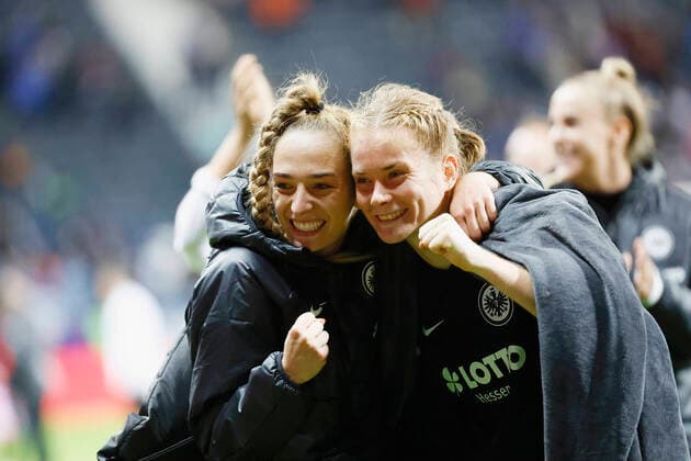 Sport Bilder des Tages 16.09.2022, Fussball, Frauen Bundesliga, 2022 -23, 1. Spieltag, Eintracht Frankfurt - FC Bayern Muenchen, GER, Frankfurt am Main, Deutsche Bank Park Bild: v. li. Sophia Kleinherne (Eintracht Frankfurt, 4) und Sjoeke Nuesken (Eintracht Frankfurt, 8) *** 16 09 2022, Football, Womens Bundesliga, 2022 23, 1 matchday, Eintracht Frankfurt FC Bayern Muenchen, GER, Frankfurt am Main, Deutsche Bank Park Picture from left Sophia Kleinherne Eintracht Frankfurt, 4 and Sjoeke Nuesken Eintracht Frankfurt, 8 Copyright: HMBxMedia xHeikoxBecker