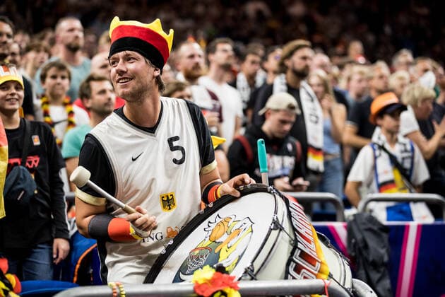 FIBA EUROBASKET, Deutschland - Frankreich; 16.09.2022 Ein deutscher Fan trommelt FIBA EUROBASKET, Deutschland - Frankreich, Berlin, Mercedes-Benz Arena Copyright: xBEAUTIFULxSPORTS Wunderlx