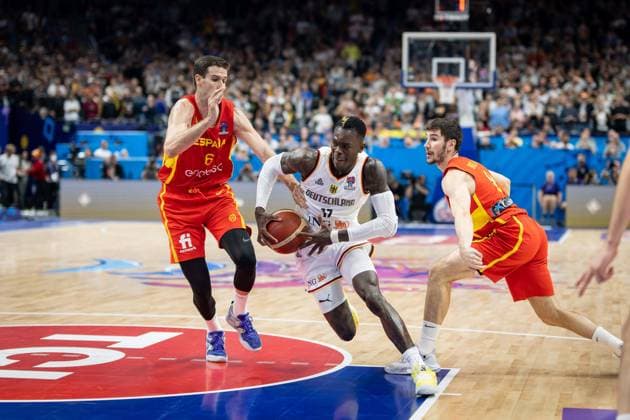 Sport Themen der Woche KW37 Sport Bilder des Tages Basketball Berlin 16.09.2022 Eurobasket 2022 Halbfinale Deutschland (GER) - Spanien (ESP) Dennis Schröder Schroeder (Deutschland, No.17) Schröder Schroder *** Basketball Berlin 16 09 2022 Eurobasket 2022 Semifinals Germany GER Spain ESP Dennis Schröder Schroeder Germany, No 17 Schröder Schroder