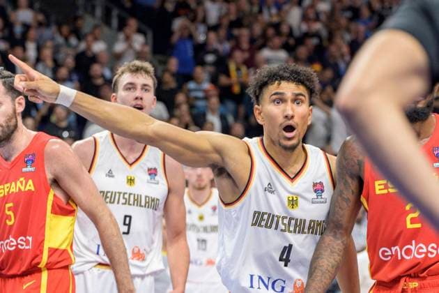 v.l. Franz Wagner ( Team Deutschland, 09), Maodo Lo ( Team Deutschland, 04), Zweikampf, Action, Kampf, verliert, traurig, deprimiert, sauer, Deutschland vs Spanien, GER, FIBA Eurobasket, Halb - Finalspiel, BBL, Basketball - Maenner, Saison 2022, 16.09.2022, GER, FIBA Eurobasket, Deutschland vs Spanien, Halb - Finalspiel, BBL, Basketball - Maenner, Saison 2022, 16.09.2022, Berlin Copyright: xEibner-Pressefoto UwexKochx EP_UKH