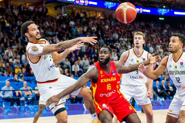 MERCEDES-BENZ ARENA, BERLIN 16.09.2022 MISTRZOSTWA EUROPY W KOSZYKOWCE FIBA EUROBASKET 2022 POLFINAL SEMI-FINAL NIEMCY - HISZPANIA GERMANY - SPAIN NZ NICK WEILER-BABB (6), USMAN GARUBA (16), JOHANNES THIEMANN (32) Pawel Pietranik Newspix.pl --- Newspix.pl  PIETRANIK160922_029