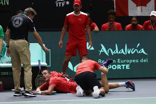 September 16, 2022, VALENCIA, VALENCIA, SPAIN: Vasek Pospisil of Canada takes a medical time during his match against Roberto Bautista Agut of Spain during the Davis Cup by Rakuten 2022, Finals Group B, tennis match 1 played between Spain and Canada at Fuente de San Luis pavilion on September 16, 2022, in Valencia, Spain. VALENCIA SPAIN - ZUMAa181 20220916_zaa_a181_033 Copyright: xOscarxJ.xBarrosox