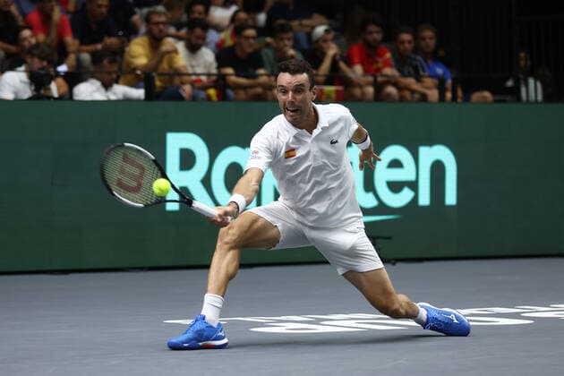 September 16, 2022, VALENCIA, VALENCIA, SPAIN: Roberto Bautista Agut of Spain in action against Vasek Pospisil of Canada during the Davis Cup by Rakuten 2022, Finals Group B, tennis match 1 played between Spain and Canada at Fuente de San Luis pavilion on September 16, 2022, in Valencia, Spain. VALENCIA SPAIN - ZUMAa181 20220916_zaa_a181_036 Copyright: xOscarxJ.xBarrosox