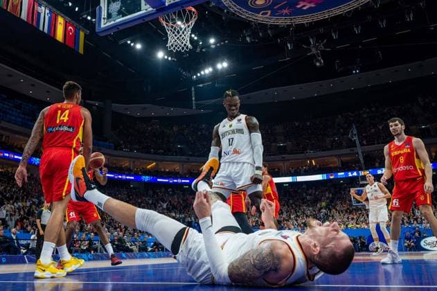 Basketball Berlin 16.09.2022 Eurobasket 2022 Halbfinale Deutschland (GER) - Spanien (ESP) Dennis Schröder Schroeder (Deutschland, No.17) Schröder Schroder jubelt über einen Korb von Daniel Theis (Deutschland, No.10)