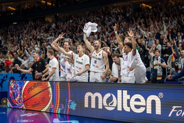 Basketball Berlin 16.09.2022 Eurobasket 2022 Halbfinale Deutschland (GER) - Spanien (ESP) Jubel Deutschland Justus Hollatz (Deutschland, No.21) Johannes Voigtmann (Deutschland, No.07) Nils Giffey (Deutschland, No.05) Jonas Wohlfarth-Bottermann (Deutschland, No.18) Franz Wagner (Deutschland, No.09) Maodo Lo (Deutschland, No.04) vlnr.