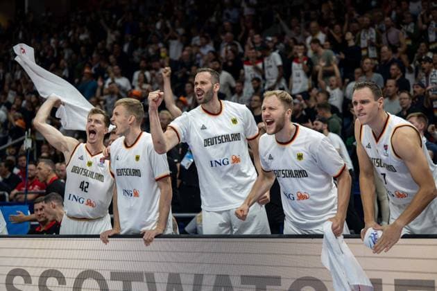 Basketball Berlin 16.09.2022 Eurobasket 2022 Halbfinale Deutschland (GER) - Spanien (ESP) Jubel Deutschland Andreas Obst (Deutschland, No.42) Nils Giffey (Deutschland, No.05) Jonas Wohlfarth-Bottermann (Deutschland, No.18) Christian Sengfelder (Deutschland, No.43) Johannes Voigtmann (Deutschland, No.07) vlnr.