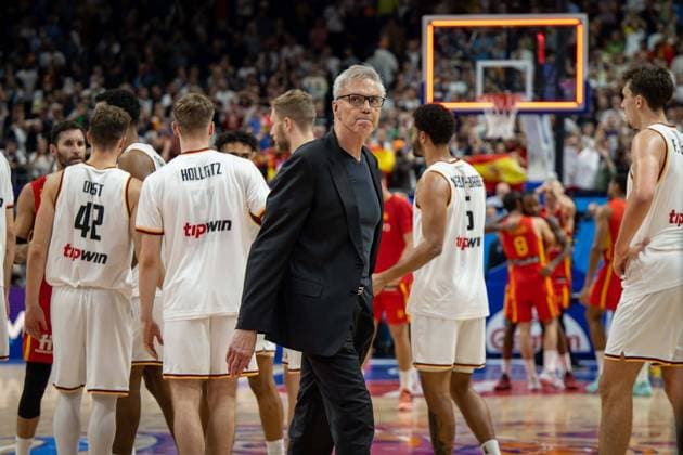 Basketball Berlin 16.09.2022 Eurobasket 2022 Halbfinale Deutschland (GER) - Spanien (ESP) enttäuschung bei den Deutschen Spielern nach der Niederlage Gordon Herbert (Deutschland, Bundestrainer)