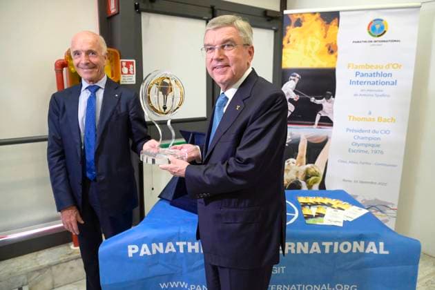 Bilder des Jahres 2022, Sport 09 September Sport Themen der Woche KW37 Sport Bilder des Tages Pierre Zappelli überreicht Thomas Bach den Flambeau d Or Award 2022 des Sportverbands Panathlon International im CONI Center. Rom, 16.09.2022 *** Pierre Zappelli presents Thomas Bach with the Flambeau d Or Award 2022 of the Panathlon International sports federation at the CONI Center Rome, 16 09 2022 Foto:xA.xM.xTinghinox xFuturexImage