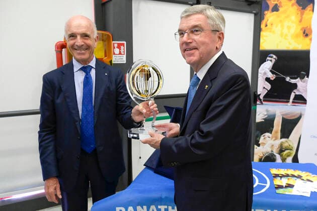 Pierre Zappelli überreicht Thomas Bach den Flambeau d Or Award 2022 des Sportverbands Panathlon International im CONI Center. Rom, 16.09.2022