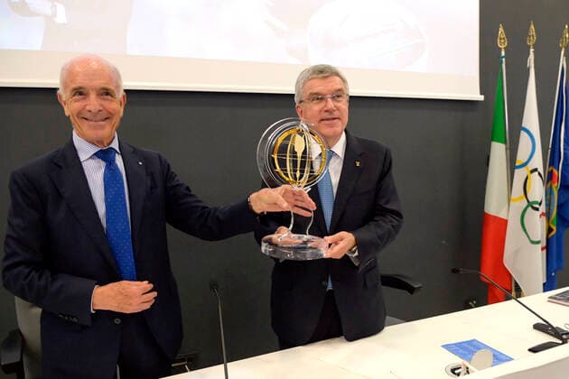 Pierre Zappelli überreicht Thomas Bach den Flambeau d Or Award 2022 des Sportverbands Panathlon International im CONI Center. Rom, 16.09.2022