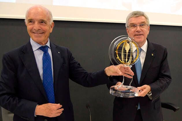 Pierre Zappelli überreicht Thomas Bach den Flambeau d Or Award 2022 des Sportverbands Panathlon International im CONI Center. Rom, 16.09.2022