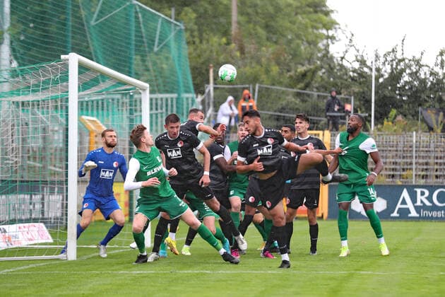 Sport Themen der Woche KW37 BSG Chemie Leipzig vs. Berliner AK 07, Regionalliga Nordost, 17.09.22 Fussball, Regionalliga Nordost, Saison 2022 2023, 6. Spieltag: BSG Chemie Leipzig vs. Berliner AK am 17.09.22 im Alfred-Kunze-Sportpark, Leipzig Leutzsch. Im Bild: Die Ecke, die zum 1-0 fuer Chemie fuehrte. Alexander BURY (7, Chemie links), Manasse ESHELE (14, Chemie rechts) *** BSG Chemie Leipzig vs Berliner AK 07, Regionalliga Nordost, 17 09 22 Football, Regionalliga Nordost, Season 2022 2023, 6 Matchday BSG Chemie Leipzig vs Berliner AK on 17 09 22 at Alfred Kunze Sportpark, Leipzig Leutzsch In the picture The corner that led to the 1 0 for Chemie Alexander BURY 7, Chemie left, Manasse ESHELE 14, Chemie right Copyright: xBEAUTIFULxSPORTS JanxKaeferx