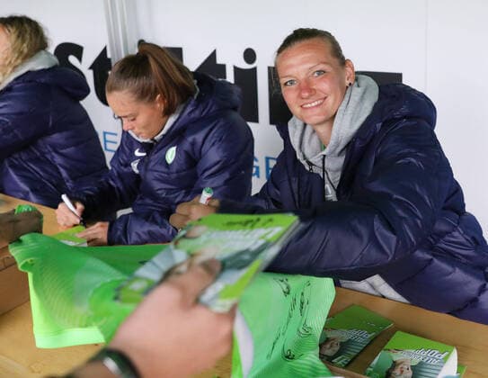 VfL vs. Essen, BL Frauen Wolfsburg, 17.09.2022, FUßBALL - VfL Wolfsburg vs. SGS Essen , Flyeralarm Frauen-Bundesliga, Saison 2022 23. Autogrammstunde Wolfsburg *** VfL vs Essen, BL Women Wolfsburg, 17 09 2022, FOOTBALL VfL Wolfsburg vs SGS Essen , Flyeralarm Frauen Bundesliga, Saison 2022 23 Autogrammstunde Wolfsburg