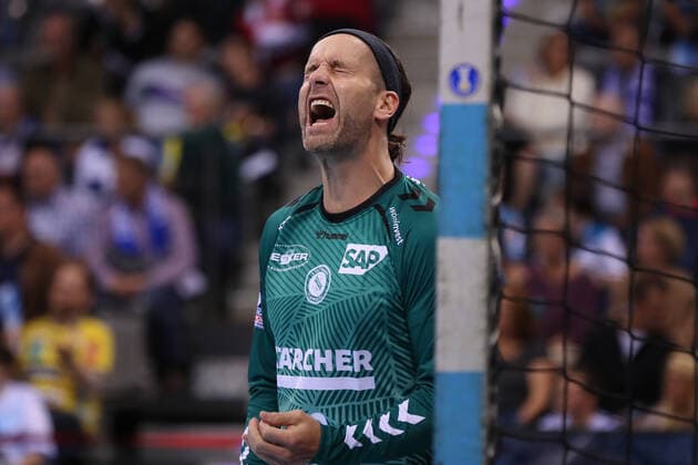 Sport Themen der Woche KW37 17.09.2022, xgox, Handball - Liqui Moly HBL, TVB Stuttgart - Rhein Neckar Loewen emspor, v.l. Silvio Heinevetter (Stuttgart, 12) enttaeuscht, schaut enttaeuscht, niedergeschlagen, disappointed Stuttgart *** 17 09 2022, xgox, handball Liqui Moly HBL, TVB Stuttgart Rhein Neckar Loewen emspor, v l Silvio Heinevetter Stuttgart, 12 disappointed, looks disappointed, disappointed Stuttgart