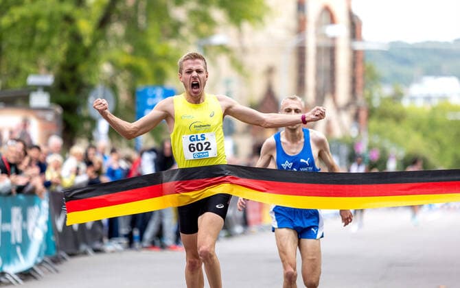 Bilder des Jahres 2022, Sport 09 September Sport Themen der Woche KW37 Sport Bilder des Tages Deutsche Meisterschaften 10km Strassenlauf; Saarbruecken, 18.09.2022 Zieljubel: Tom Foerster (LG Vogtland) wird Deutscher Meister im 10km-Strassenlauf; Deutsche Meisterschaften 10km Strassenlauf am 18.09.2022 in Saarbruecken (Saarland). *** German championships 10km road race Saarbruecken, 18 09 2022 cheers Tom Foerster LG Vogtland becomes German champion in 10km road race German championships 10km road race on 18 09 2022 in Saarbruecken Saarland Copyright: xBEAUTIFULxSPORTS R.xSchmittx