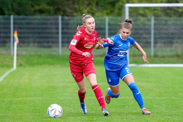 v.li.: Carlotta Imping (Köln II, 18), Chiara Jahn (TSG II, 2), Zweikampf, Spielszene, Duell, duel, tackle, tackling, Dynamik, Action, Aktion, 18.09.2022, St. Leon-Rot (Deutschland), Fussball, 2. Frauen-Bundesliga, TSG 1899 Hoffenheim II (U20) - 1. FC Köln II (U20), 18.09.2022, St. Leon-Rot (Deutschland), Fussball, 2. Frauen-Bundesliga, TSG 1899 Hoffenheim II (U20) - 1. FC Köln II (U20), DFB DFL REGULATIONS PROHIBIT ANY USE OF PHOTOGRAPHS AS IMAGE SEQUENCES AND OR QUASI-VIDEO.