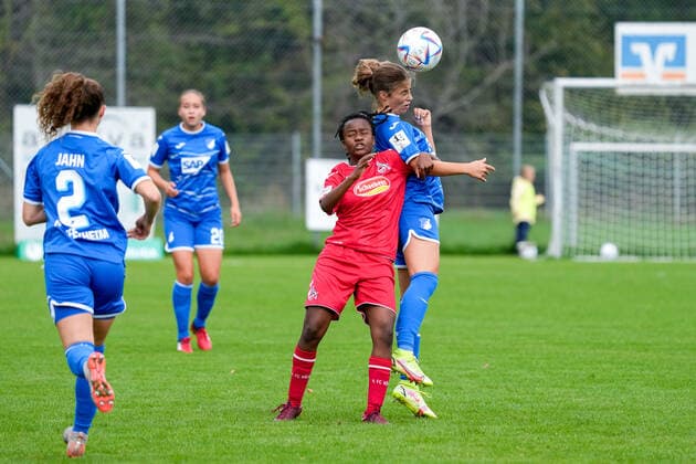 v.li.: Emma Marie Lattus (Köln II, 23), Christina Alp (TSG II, 18), Kopfball, Kopfballduell, Spielszene, Zweikampf in der Luft, Aktion, Action, 18.09.2022, St. Leon-Rot (Deutschland), Fussball, 2. Frauen-Bundesliga, TSG 1899 Hoffenheim II (U20) - 1. FC Köln II (U20), 18.09.2022, St. Leon-Rot (Deutschland), Fussball, 2. Frauen-Bundesliga, TSG 1899 Hoffenheim II (U20) - 1. FC Köln II (U20), DFB DFL REGULATIONS PROHIBIT ANY USE OF PHOTOGRAPHS AS IMAGE SEQUENCES AND OR QUASI-VIDEO.