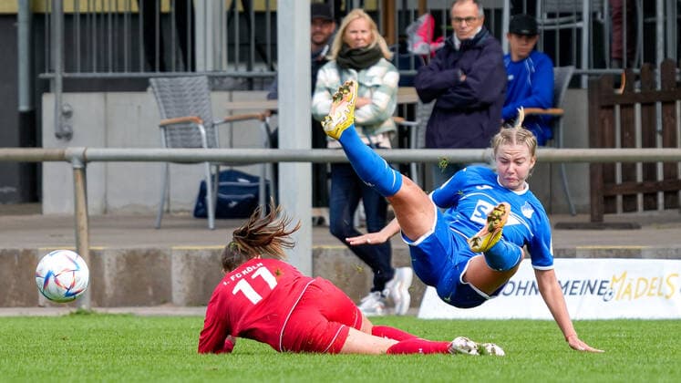 v.li.: Leonie Zilger (Köln II, 11), Mathilde Janzen (TSG II, 10), Zweikampf, Spielszene, Duell, duel, tackle, tackling, Dynamik, Action, Aktion, 18.09.2022, St. Leon-Rot (Deutschland), Fussball, 2. Frauen-Bundesliga, TSG 1899 Hoffenheim II (U20) - 1. FC Köln II (U20), 18.09.2022, St. Leon-Rot (Deutschland), Fussball, 2. Frauen-Bundesliga, TSG 1899 Hoffenheim II (U20) - 1. FC Köln II (U20), DFB DFL REGULATIONS PROHIBIT ANY USE OF PHOTOGRAPHS AS IMAGE SEQUENCES AND OR QUASI-VIDEO.