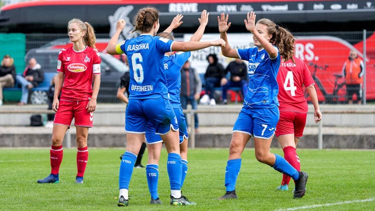 v.li.: Anouk Blaschka (TSG II, 6), Marie Steiner (TSG II, 9), Torschützin Mara Alber (TSG II, 7), Spielerinnen der TSG 1899 Hoffenheim II (U20), jubeln über das Tor zum 2:0, Jubel, Torjubel, Torerfolg, celebrate the goal, goal, celebration, Jubel ueber das Tor, optimistisch, Spielszene, Highlight, Action, Aktion, 18.09.2022, St. Leon-Rot (Deutschland), Fussball, 2. Frauen-Bundesliga, TSG 1899 Hoffenheim II (U20) - 1. FC Köln II (U20), 18.09.2022, St. Leon-Rot (Deutschland), Fussball, 2. Frauen-Bundesliga, TSG 1899 Hoffenheim II (U20) - 1. FC Köln II (U20), DFB DFL REGULATIONS PROHIBIT ANY USE OF PHOTOGRAPHS AS IMAGE SEQUENCES AND OR QUASI-VIDEO.
