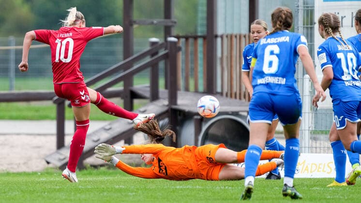 v.li.: Meike Meßmer (Messmer, Köln II, 10) erzielt das Tor zum 2:2, Treffer, Torerfolg, Highlight, Action, Aktion, Spielszene, Lina von Schrader (Torwart, Torhüterin, TSG II, 28) kommt zu spät, 18.09.2022, St. Leon-Rot (Deutschland), Fussball, 2. Frauen-Bundesliga, TSG 1899 Hoffenheim II (U20) - 1. FC Köln II (U20), 18.09.2022, St. Leon-Rot (Deutschland), Fussball, 2. Frauen-Bundesliga, TSG 1899 Hoffenheim II (U20) - 1. FC Köln II (U20), DFB DFL REGULATIONS PROHIBIT ANY USE OF PHOTOGRAPHS AS IMAGE SEQUENCES AND OR QUASI-VIDEO.