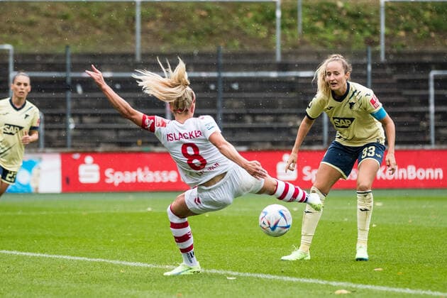 FLYERALARM. Frauen Fussball Bundesliga, 1. FC Koeln - TSG 1899 Hoffenheim; 18.09.2022 Mandy Islacker ( 8, 1. FC Koeln) trifft fallend zum 1:0 FLYERALARM Frauen Fussball Bundesliga, 1. FC Koeln - TSG 1899 Hoffenheim, Koeln, Franz-Kremer-Stadion DFB REGULATIONS PROHIBIT ANY USE OF PHOTOGRAPHS AS IMAGE SEQUENCES AND OR QUASI-VIDEO. Copyright: xBEAUTIFULxSPORTS Wunderlx