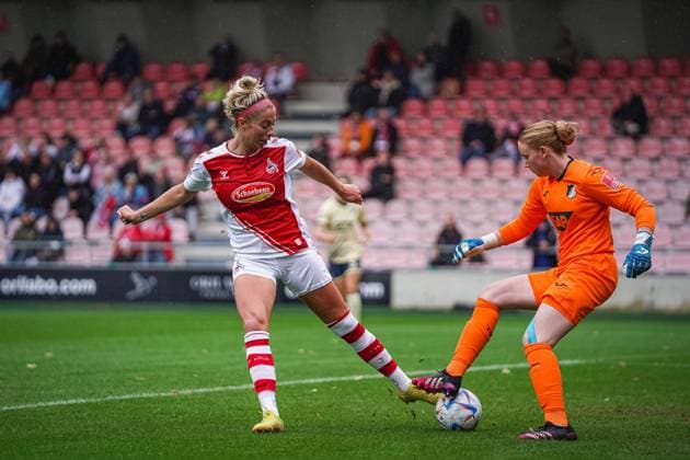 Cologne, Germany, September 17th 2022: Sharon Beck (10 Koeln) and Goalkeeper Laura Dick (21 Hoffenheim) battle for the ball during the FLYERALARM Frauen-Bundesliga match between 1. FC Koeln and TSG Hoffenheim at Franz-Kremer-Stadium, Cologne. (Norina Toenges Sports Press Photo SPP) Copyright: xNorinaxToenges SportsxPressxPhotx spp-en-NoToPrPh-1FC - TSG 8 von 4