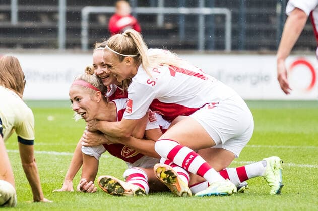 FLYERALARM. Frauen Fussball Bundesliga, 1. FC Koeln - TSG 1899 Hoffenheim; 18.09.2022 Jubel zum 2:0 durch Sharon Beck ( 10, 1. FC Koeln) FLYERALARM Frauen Fussball Bundesliga, 1. FC Koeln - TSG 1899 Hoffenheim, Koeln, Franz-Kremer-Stadion DFB REGULATIONS PROHIBIT ANY USE OF PHOTOGRAPHS AS IMAGE SEQUENCES AND OR QUASI-VIDEO. Copyright: xBEAUTIFULxSPORTS Wunderlx