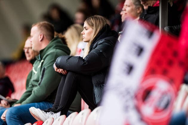 FLYERALARM. Frauen Fussball Bundesliga, 1. FC Koeln - TSG 1899 Hoffenheim; 18.09.2022 Selina Cerci ( 29, 1. FC Koeln) auf der Tribuehne FLYERALARM Frauen Fussball Bundesliga, 1. FC Koeln - TSG 1899 Hoffenheim, Koeln, Franz-Kremer-Stadion DFB REGULATIONS PROHIBIT ANY USE OF PHOTOGRAPHS AS IMAGE SEQUENCES AND OR QUASI-VIDEO. Copyright: xBEAUTIFULxSPORTS Wunderlx