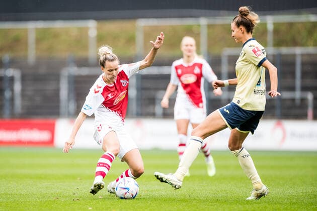 FLYERALARM. Frauen Fussball Bundesliga, 1. FC Koeln - TSG 1899 Hoffenheim; 18.09.2022 Jana Beuschlein ( 23, 1. FC Koeln), Franziska Harsch ( 17, TSG 1899 Hoffenheim) FLYERALARM Frauen Fussball Bundesliga, 1. FC Koeln - TSG 1899 Hoffenheim, Koeln, Franz-Kremer-Stadion DFB REGULATIONS PROHIBIT ANY USE OF PHOTOGRAPHS AS IMAGE SEQUENCES AND OR QUASI-VIDEO. Copyright: xBEAUTIFULxSPORTS Wunderlx